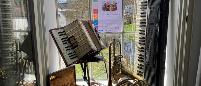 Bild enthält, Window, Musical Instrument, Windowsill, Brass Section, Horn