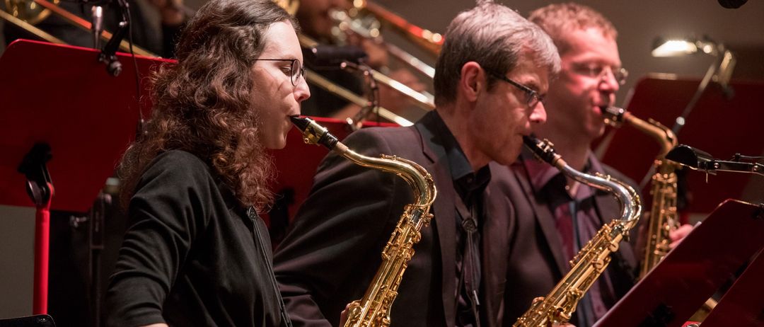 Bild enthält, Group Performance, Music Band, Musical Instrument, Person, Concert, Microphone, Adult, Male, Man, Helmet