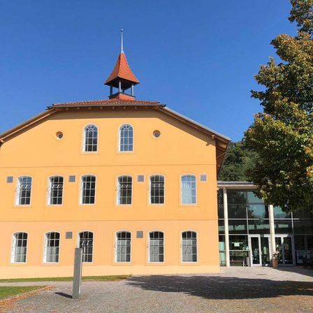 Bild enthält, Building, Monastery, Bell Tower, Spire, Housing, Villa, Clock Tower, Arch, Gothic Arch, City