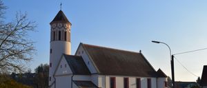 Bild enthält, Architecture, Building, Monastery, Spire, Tower, Clock Tower, Arch, Gothic Arch, Road