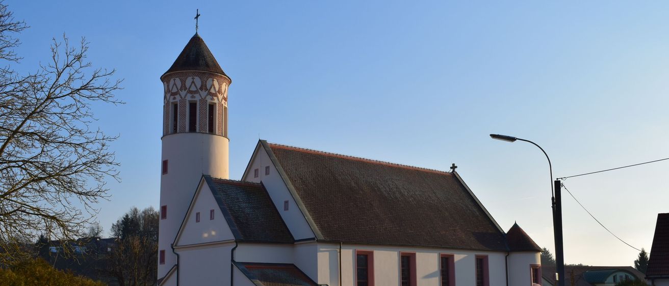 Bild enthält, Architecture, Building, Monastery, Spire, Tower, Clock Tower, Arch, Gothic Arch, Road