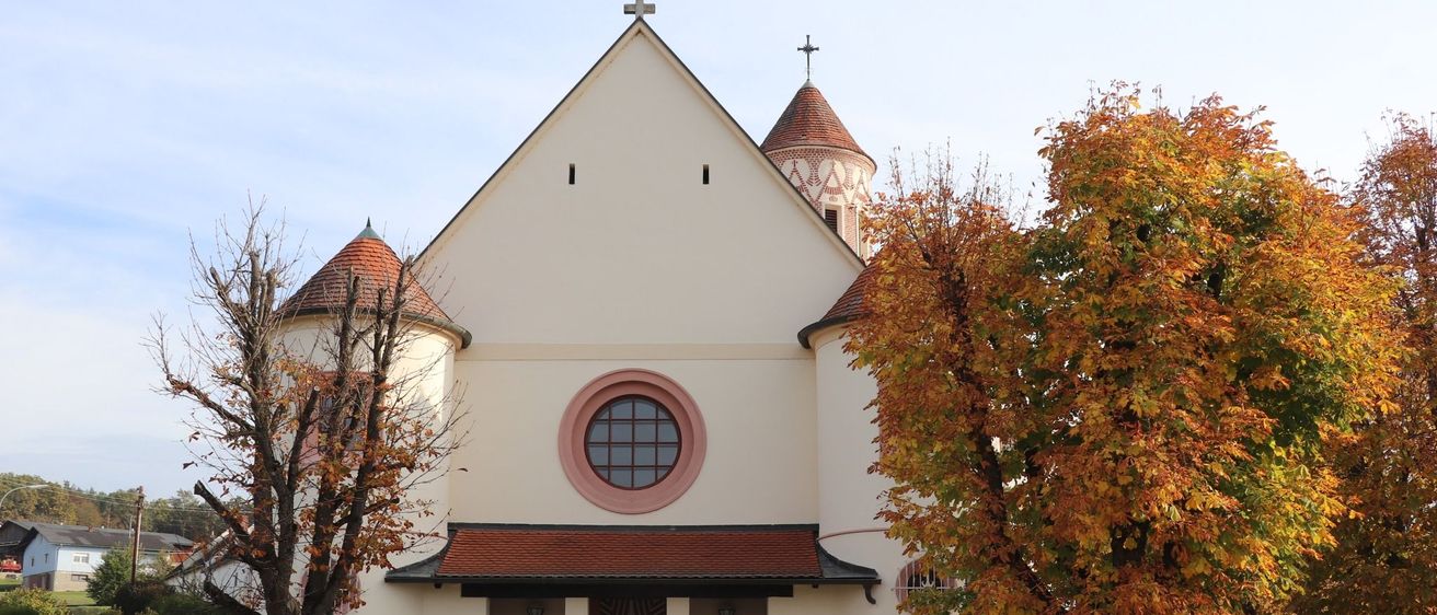 Bild enthält, Plant, Tree, Arch, Architecture, Gothic Arch, Bench, Lamp, Car, Grass, Autumn
