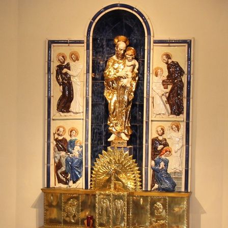 Bild enthält, Altar, Architecture, Building, Church, Prayer, Person, Face, Head