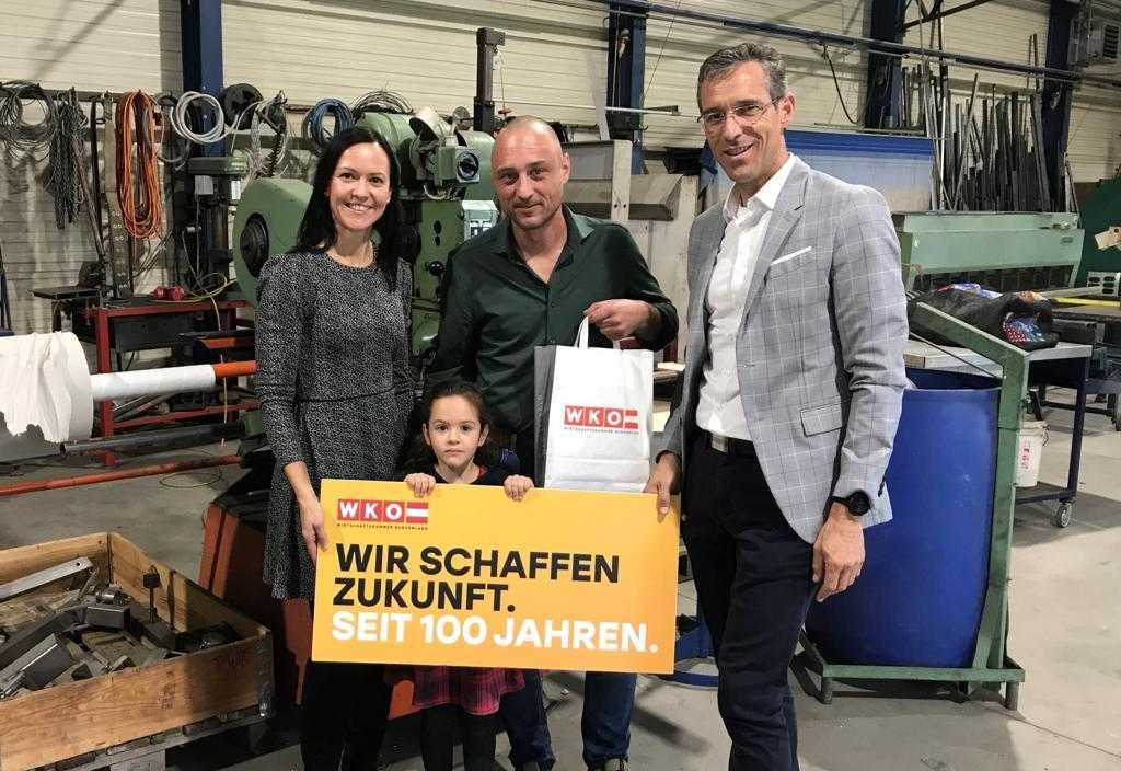 Bild enthält, Factory, People, Person, Pants, Adult, Male, Man, Female, Woman, Child