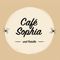 Ein beigefarbenes kreisförmiges Abzeichen mit schwarzem Umriss. Der Text lautet 'Café Sophia' mit 'und Familie' darunter. Zwei kleine Blumen schmücken die Seiten.