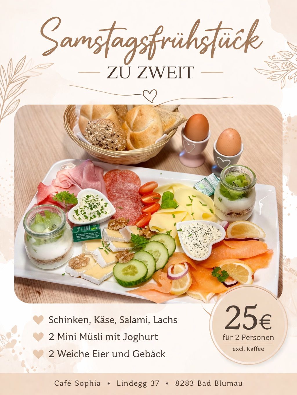 Eine Charcuterie-Platte mit Eiern, Käse, Schinken, Gurken und mehr. '25€ für 2 Personen'. Beinhaltet Schinken, Käse, Salami und Joghurt.
