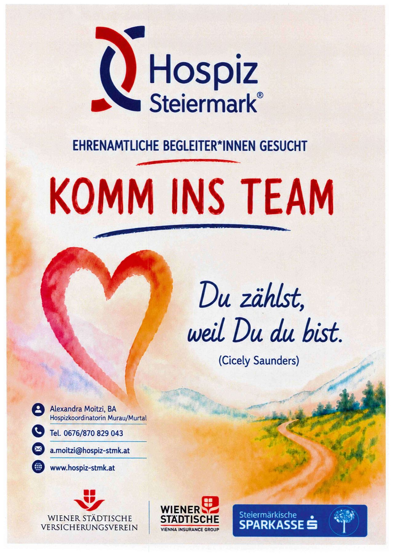 Ein Poster für einen Hospizdienst in Steiermark, Österreich, mit einem Herz und einer malerischen Landschaft. Es enthält einen Zitat von Cicely Saunders, Kontaktdaten und die Phrase 'Komm ins Team.'