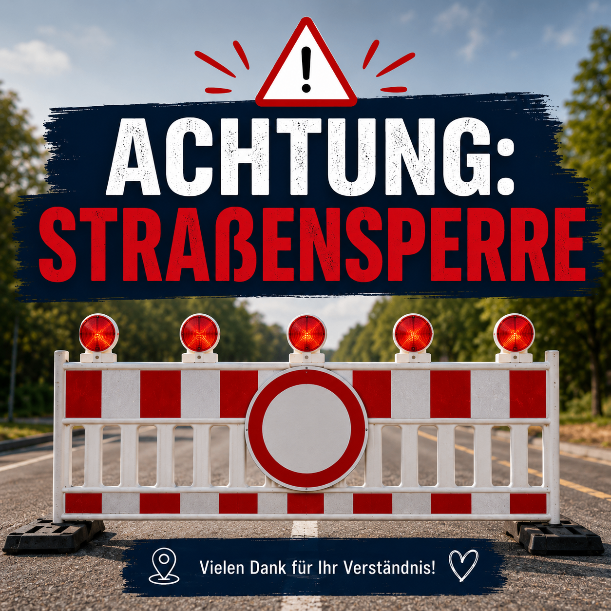 Eine Straßensperre mit blinkenden roten Lichtern und einem Schild, das 'ACHTUNG: STRABENSPERRRE' sagt. Die Sperre blockiert die Straße, und darunter steht eine Nachricht, die 'Vielen Dank für Ihr Verständnis!' sagt. Im Hintergrund sind Bäume und ein klarer Himmel.
