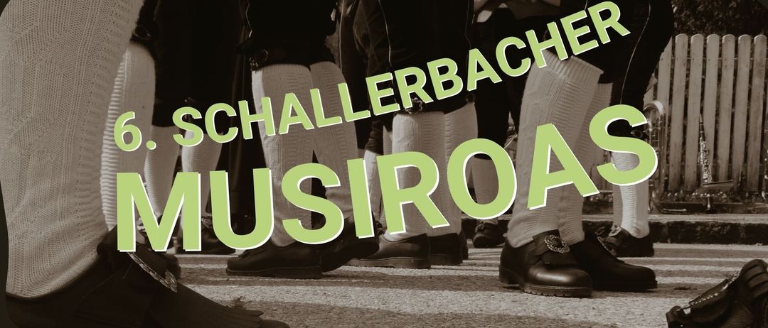 Eine Gruppe von Menschen in traditioneller Kleidung, die in einer Reihe stehen, mit den Worten 'Schalerbacher Musiroas' in grünem Text prominent angezeigt.