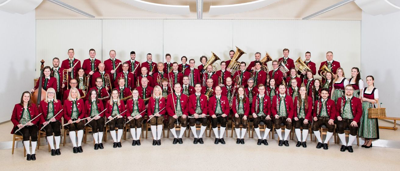 Bild enthält, People, Person, Group Performance, Baton, Music, Musical Instrument, Musician, Performer, Indoors