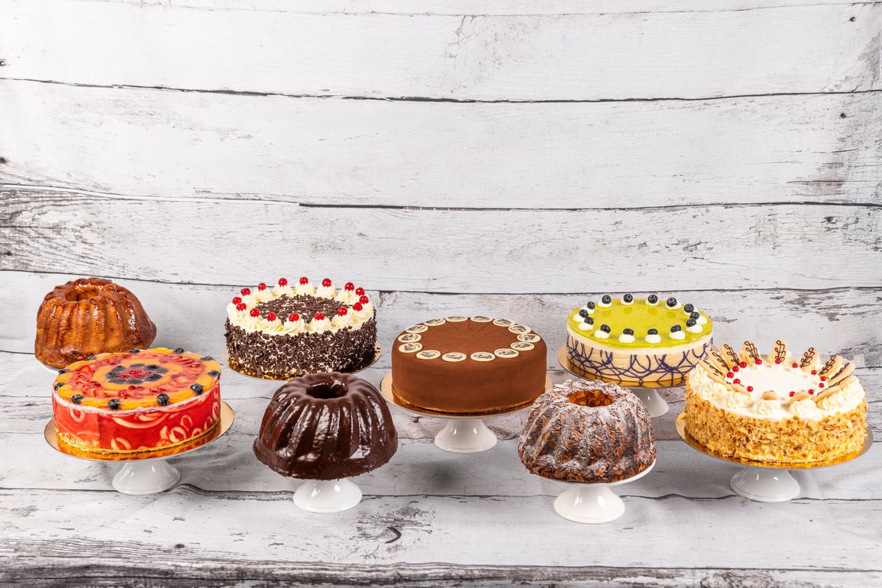 Bild enthält, Birthday Cake, Cake, Cream, Dessert, Food, People, Person, Shop, Sweets