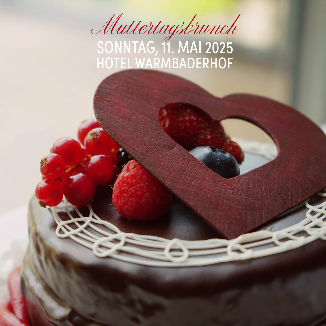 Ein Schokoladenkuchen mit roten Beeren und einer herzförmigen Dekoration, mit einem unscharfen Hintergrund und Text, der Muttertagsbrunch Sonntag, 11. Mai 2025 Hotel Warmbaderhof lautet.