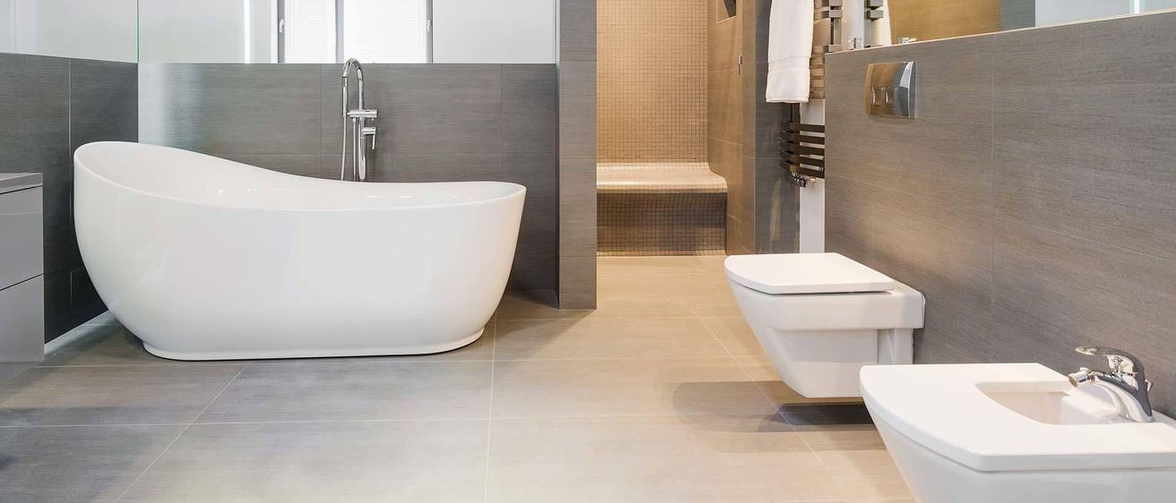 Bild enthält, Bathing, Bathtub, Tub, Indoors, Interior Design, Bathroom, Toilet