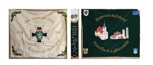 Zwei Banner mit deutschem Text und Emblemen. Eines hat ein Kreuz und den Text 'Toten zur Ehre'. Das andere hat eine Kirche und den Text 'Kameradschaftsbund Nestelbbach-Labnitz'. Beide haben das Jahr 2026.