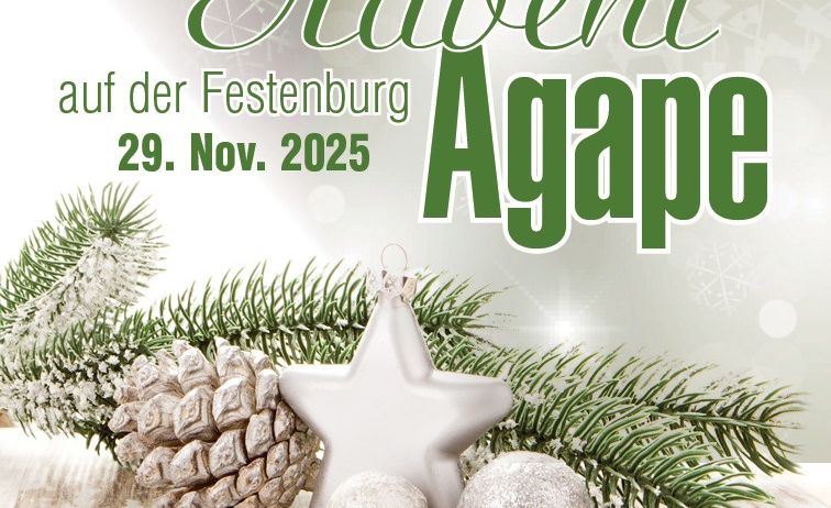 Eine Adventsagape am 29. November 2025 auf der Festenburg mit Tannenzapfen, einem Stern und silbernen Kugeln auf einem Holztisch.
