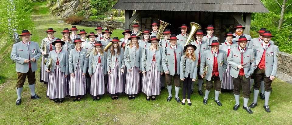 Bild enthält, People, Person, Outdoors, Shelter, Grass, Adult, Male, Man, Nature, Park