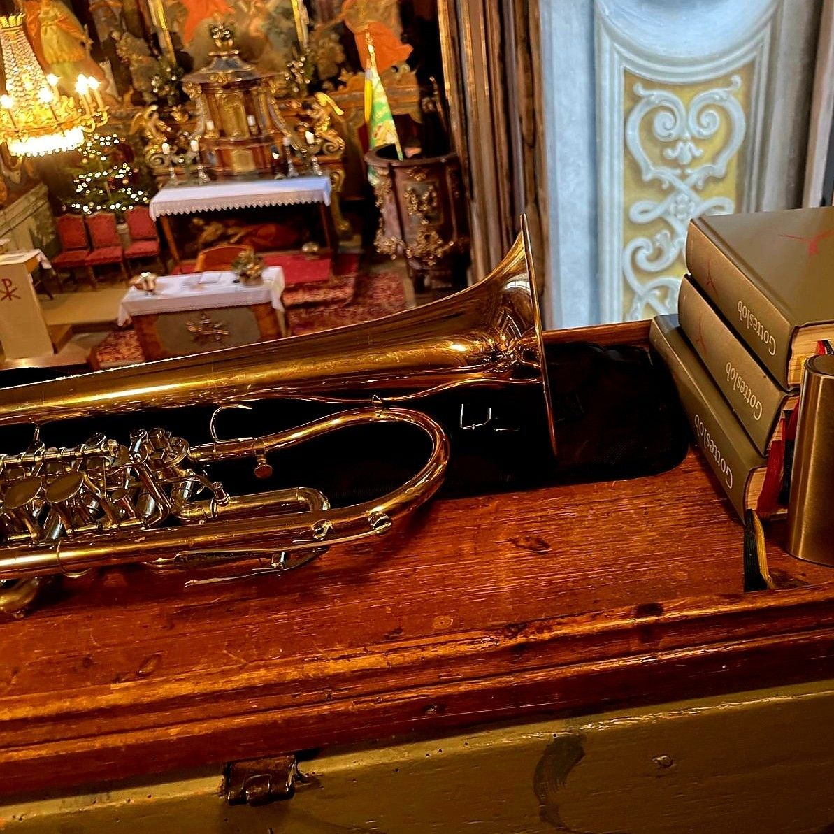 Bild enthält, Musical Instrument, Brass Section, Horn, Desk, Furniture, Table, Bench
