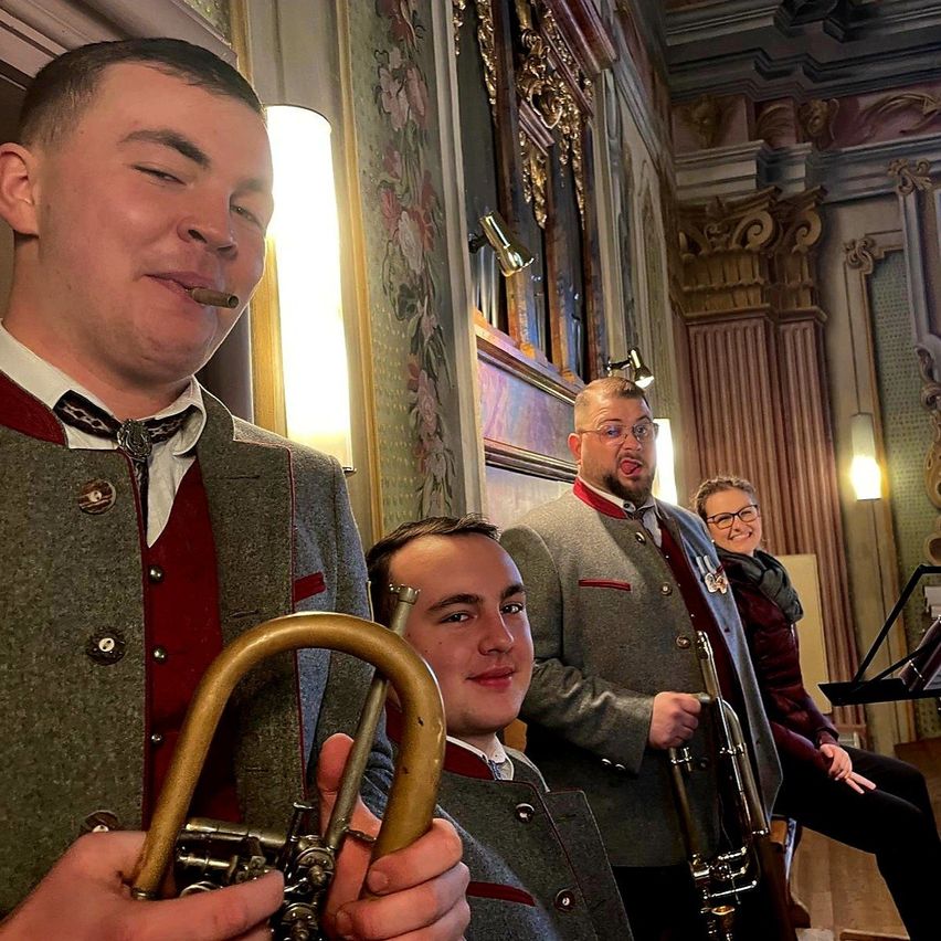 Bild enthält, Adult, Male, Man, Person, People, Photobombing, Musical Instrument, Coat, Group Performance, Flugelhorn