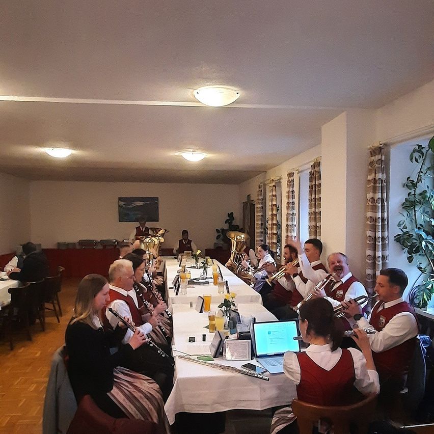 Bild enthält, People, Person, Indoors, Adult, Female, Woman, Crowd, Mobile Phone, Male, Man