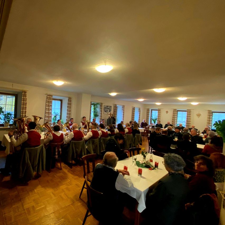 Bild enthält, Indoors, Hall, Fun, Adult, Male, Man, Person, Dining Table, Banquet, Dining Room