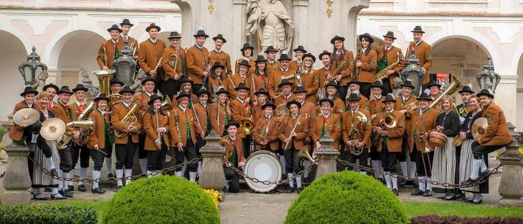 Bild enthält, People, Person, Group Performance, Music, Music Band, Musician, Performer, Adult, Female, Woman