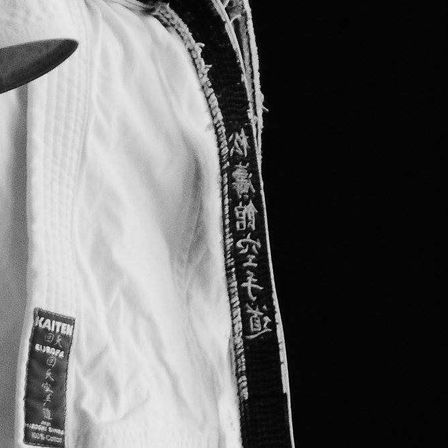 Bild enthält, Clothing, Shirt, Coat, Home Decor, Linen, Adult, Male, Man, Person