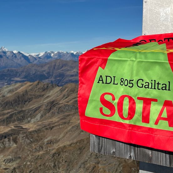 Bild enthält, Mountain, Mountain Range, Nature, Outdoors, Peak, Banner, Text