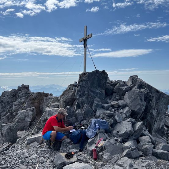 Bild enthält, Rock, Cross, Outdoors, Peak, Adult, Male, Man, Person, Photography, Hiking