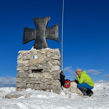 Bild enthält, Outdoors, Shelter, Rock, Sky, Axe, Adult, Male, Man, Person, Sitting