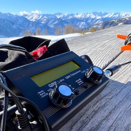 Bild enthält, Computer Hardware, Electronics, Hardware, Monitor, Screen, Machine, Wheel, Car, Transportation, Vehicle