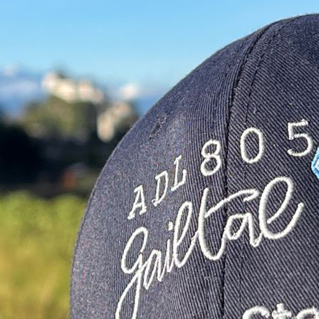 Bild enthält, Baseball Cap, Cap, Clothing, Hat, Person, Text