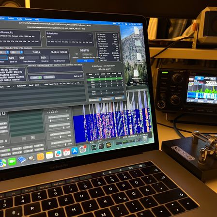 Bild enthält, Computer Hardware, Electronics, Hardware, Monitor, Screen, Computer, Laptop, Pc, Computer Keyboard, Table