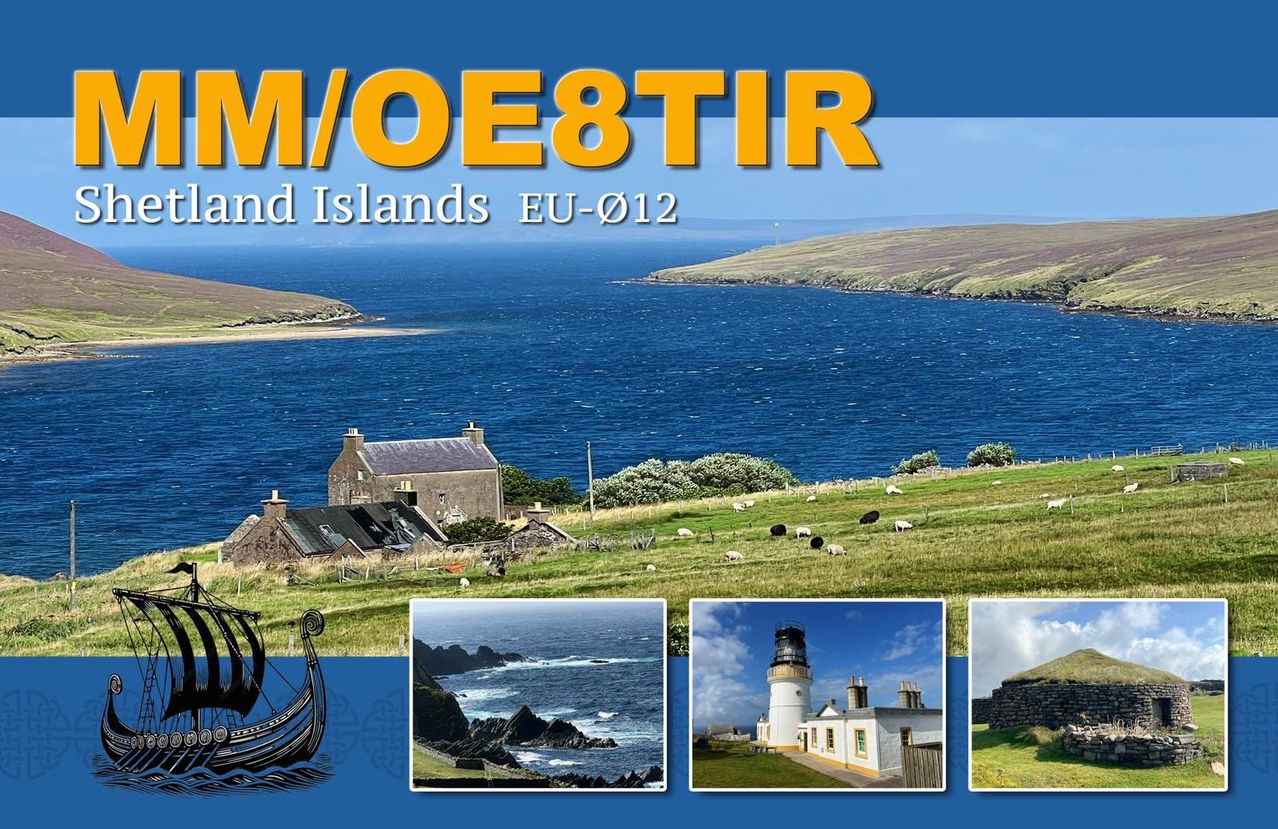 Ein Poster mit einer blauen Seelandschaft, einem Leuchtturm und einem Wikingerschiff. Im Vordergrund sind Häuser und Schafe zu sehen. Der Text lautet M/OE8TIR und Land Islands EU-012.