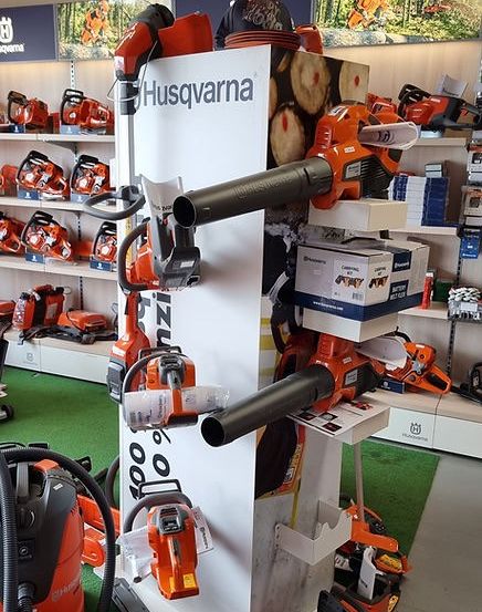 Bild enthält, Grass, Plant, Accessories, Bag, Handbag, Device, E-scooter, Transportation, Vehicle, Person