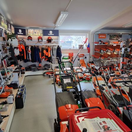 Bild enthält, Grass, Plant, Machine, Wheel, Person, Helmet, Lawn, Architecture, Building, Factory