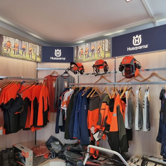 Bild enthält, Helmet, Person, Indoors, Shop, Clothing, Coat, Box, Market, Furniture, Supermarket