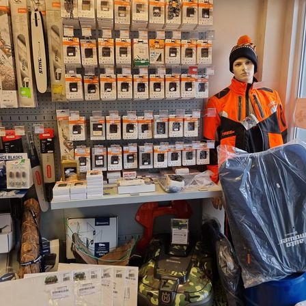 Bild enthält, Person, Worker, Shelf, Clothing, Coat, Jacket, Indoors