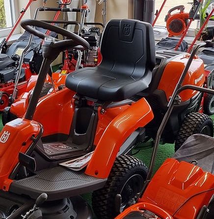 Bild enthält, Grass, Lawn, Plant, Device, Lawn Mower, Tool, Boy, Male, Person, Teen