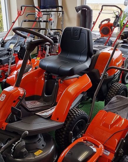 Bild enthält, Grass, Lawn, Plant, Device, Lawn Mower, Tool, Boy, Male, Person, Teen