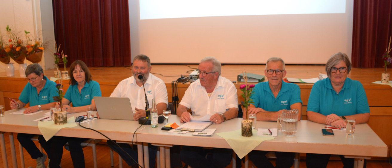 Bild enthält, People, Person, Crowd, Seminar, Laptop, Table, Wood, Plywood, Adult, Woman