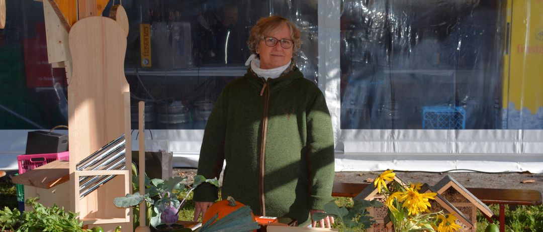 Bild enthält, Plywood, Wood, Flower, Flower Arrangement, Flower Bouquet, Plant, Person, Accessories, Glasses, Face