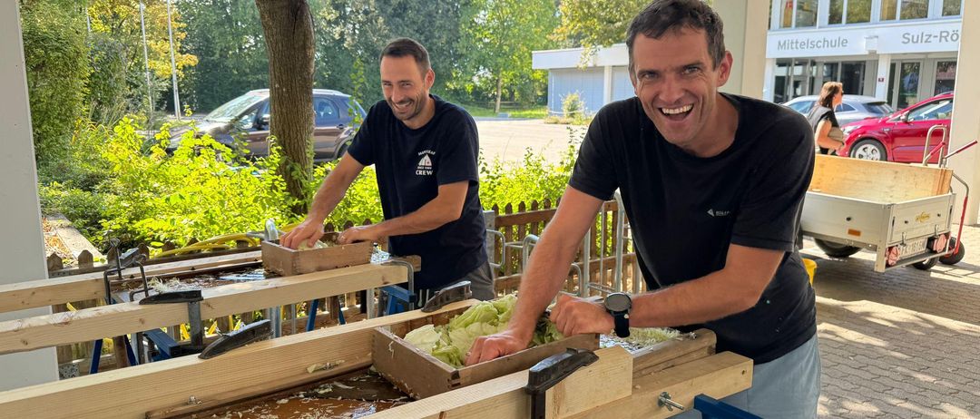 Bild enthält, Adult, Male, Man, Person, Car, Vehicle, Wood, Machine, Wheel, Woodworking