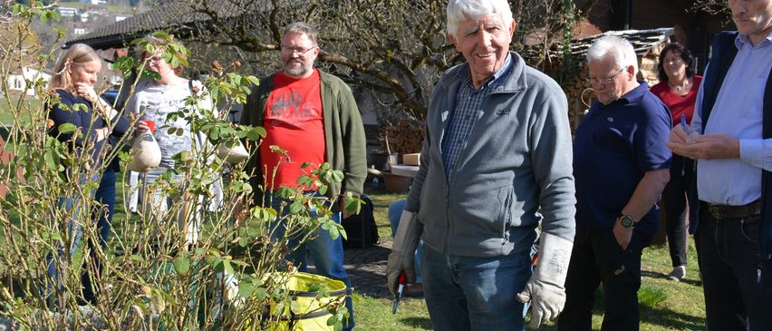 Bild enthält, Garden, Nature, Gardening, Gardener, Person, Pants, Adult, Male, Man, Jacket