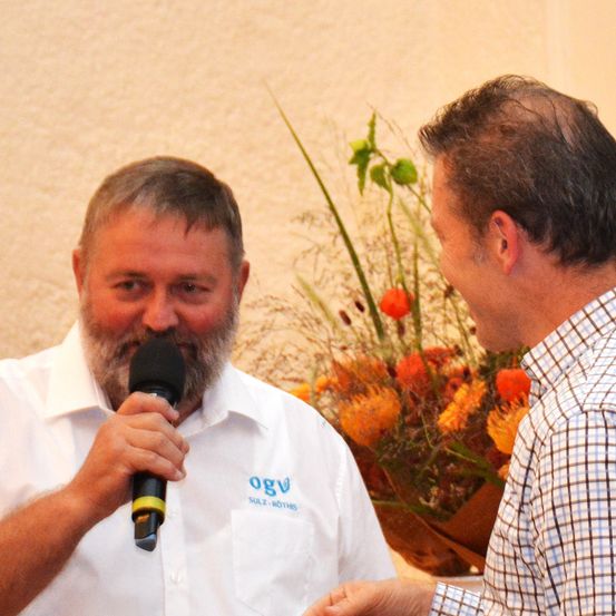 Bild enthält, Flower, Flower Arrangement, Microphone, Adult, Male, Man, Person, Face, Crowd, Flower Bouquet