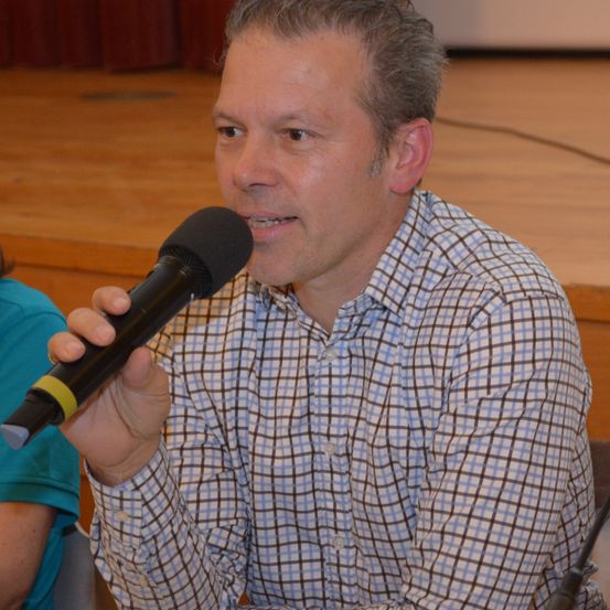 Bild enthält, Microphone, People, Person, Crowd, Wood, Adult, Male, Man, Shirt, Face