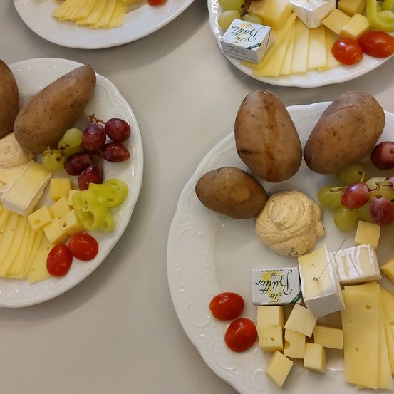 Bild enthält, Brunch, Food, Plate, Food Presentation, Cream, Dessert, Ice Cream, Cheese, Egg