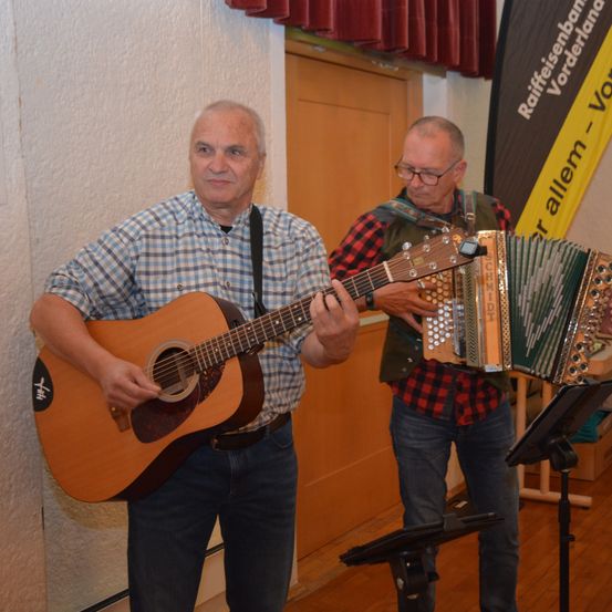 Bild enthält, Guitar, Musical Instrument, Wood, Adult, Male, Man, Person, Flooring, Plywood, Face
