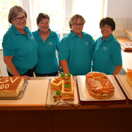Bild enthält, Adult, Female, Person, Woman, Meal, Male, Man, Cafeteria, Pastry, Face