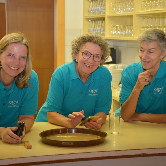 Bild enthält, Plywood, Wood, Finger, Person, Adult, Female, Woman, Male, Man, Glass