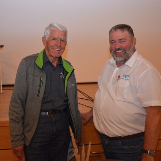 Bild enthält, Plywood, Wood, Hardwood, Floor, Flooring, Shirt, Pants, Adult, Man, Person